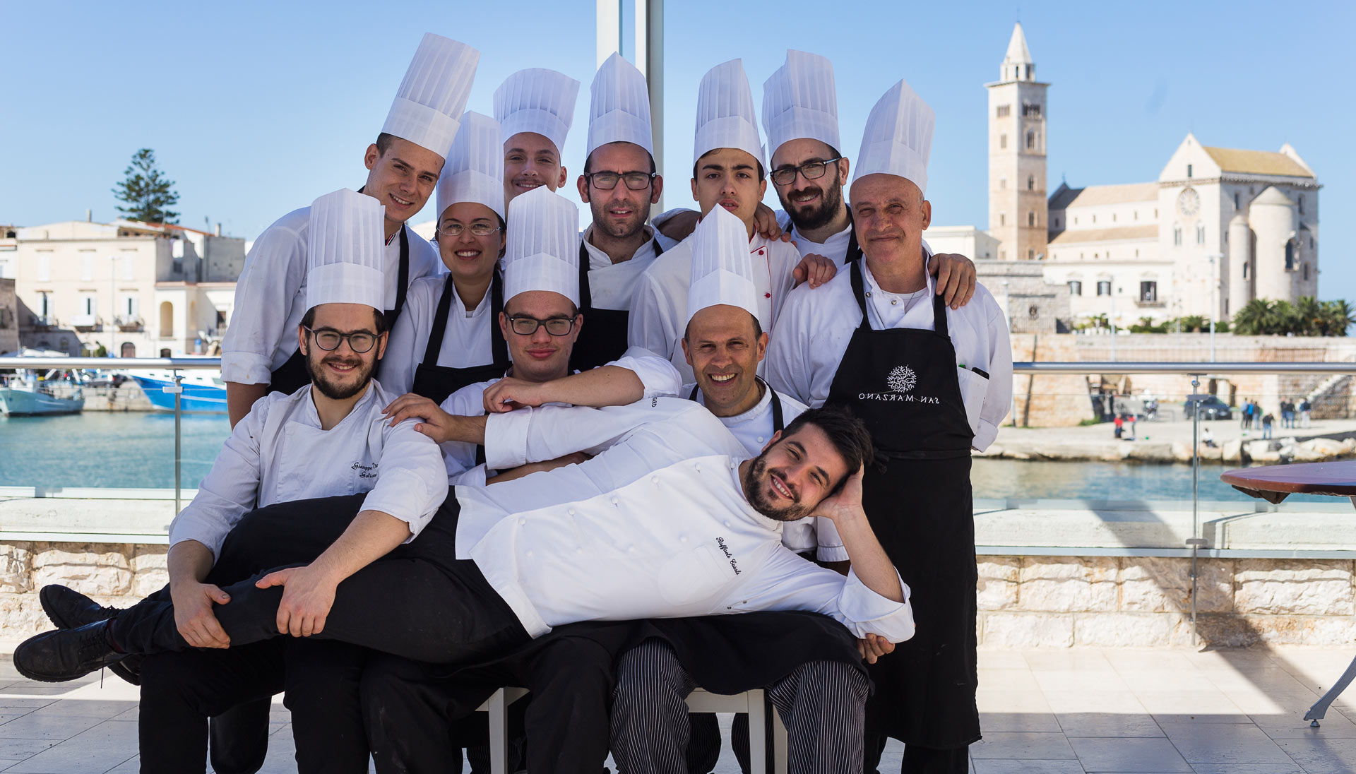 La brigata di cucina sorregge lo chef Raffaele Casale sulla terrazza del ristorante
